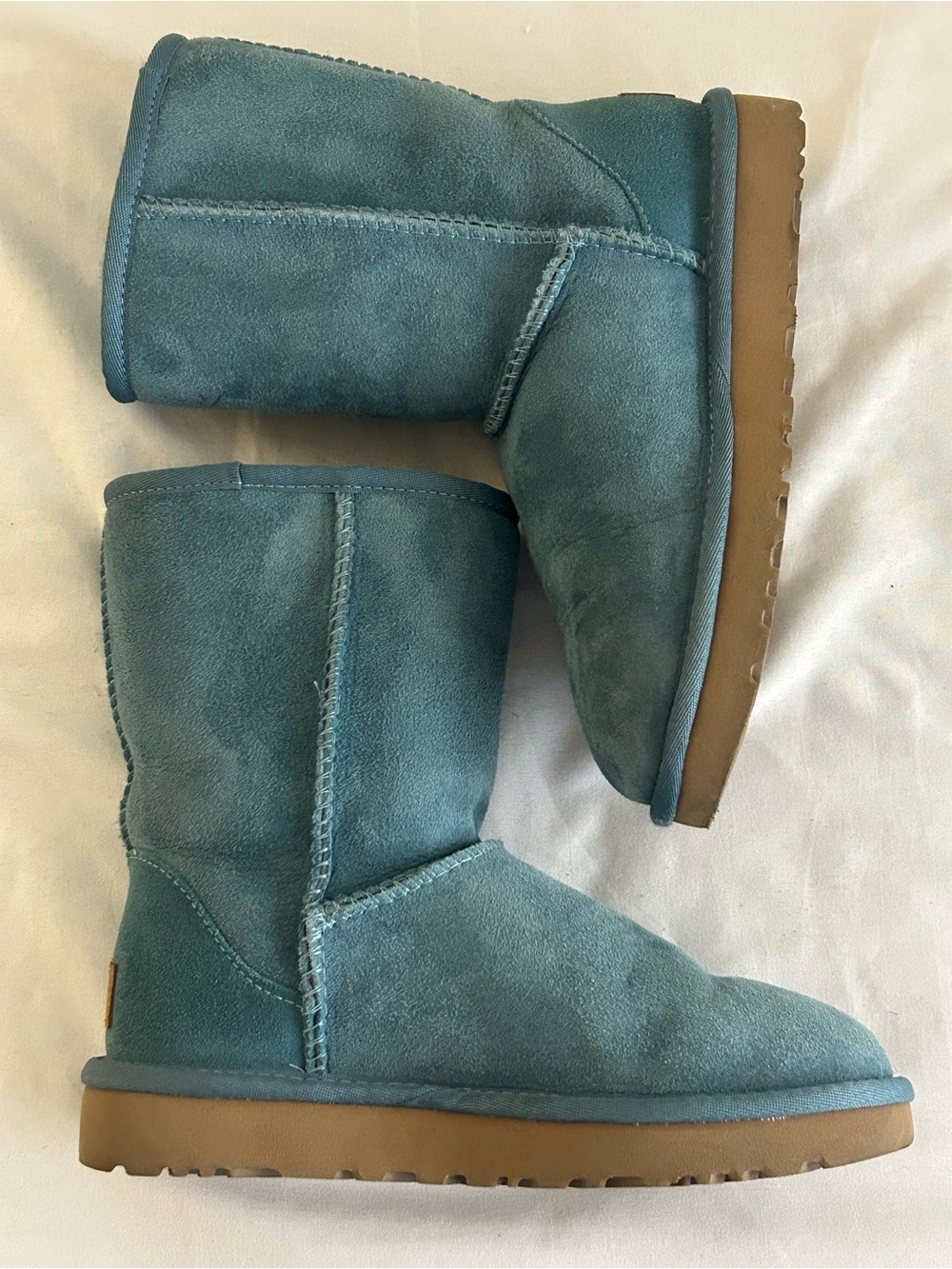 UGG Classic Short Boot - Picture 2 of 6